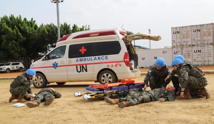 한빛부대 20진 의무대와 스리랑카 군병원이 함께한 ‘합동 대량 사상자 관리 야외기동훈련’ 중 한빛부대 장병들이 척추손상 환자와 우측팔 골절 환자를 응급처치하고 있다. 사진 제공=김도형 육군소령