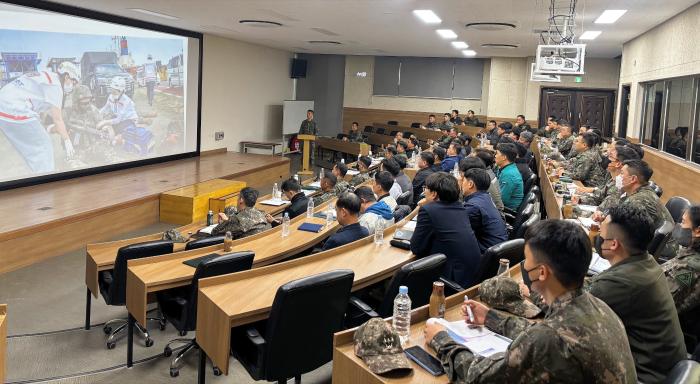 11일 육군53보병사단 송상현홀에서 열린 국가중요시설 방호위원회 참석자들이 방호대책을 논의하고 있다. 사진 제공=이금정 대위