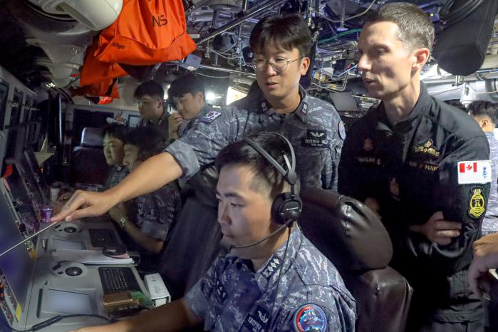 안무함에 편승한 에티엔 랑글루아(맨 오른쪽) 캐나다 잠수함사령부 주임원사가 안무함 승조원의 설명을 경청하고 있다. 해군 제공