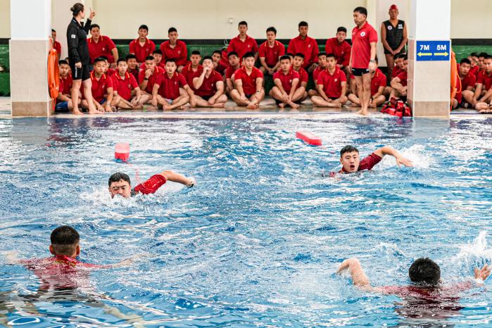 수상인명구조 교육을 받고 있는 해병대2사단 장병들이 청룡잠수훈련장에서 익수자 구조를 위해 이동하고 있다. 부대 제공