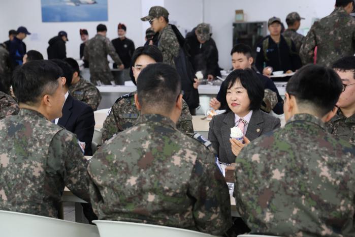 홍소영 병무청장이 11일 공군1전투비행단을 방문해 병사들과 식사하고 있다. 병무청 제공