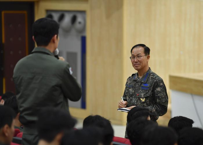 손석락 공군참모총장이 11일 중원기지를 방문해 대비태세를 점검한 뒤 일선 조종사들과 소통하며 현장 의견을 듣고 있다. 공군 제공