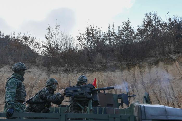 해병대1사단이 실시하고 있는 ‘2025년 사단 공용화기 평가’에서 참가 장병들이 K4 고속유탄기관총 사격을 하고 있다. 부대 제공