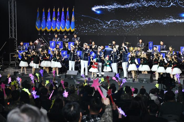 공군교육사령부가 지난 11일 성웅이순신관에서 개최한 ‘서경방송과 함께하는 공군 가족사랑 음악회’에서 교육사 군악대 장병들이 공연을 펼치고 있다. 부대 제공
