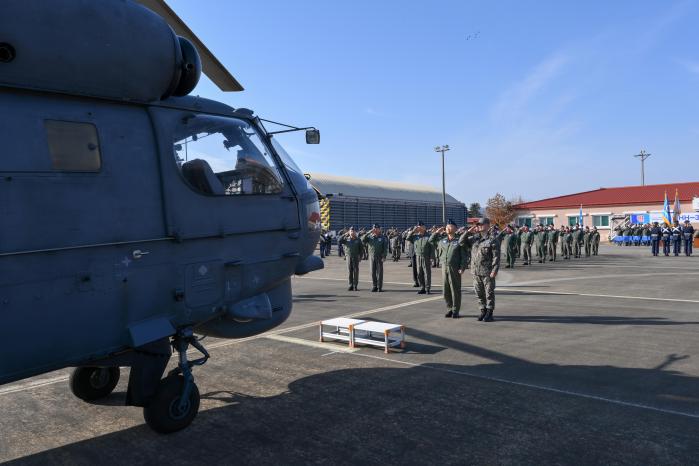 지난 12일 공군6탐색구조비행전대 주기장에서 열린 HH-32 헬기 퇴역식에서 공중기동정찰사령관과 전대장이 HH-32에 경례하고 있다. 사진 제공=김재겸 상사(진)