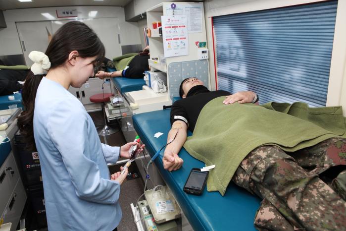 육군7기동군단 사랑의 헌혈 행사에 참여한 한 장병이 헌혈버스에서 헌혈하고 있다.