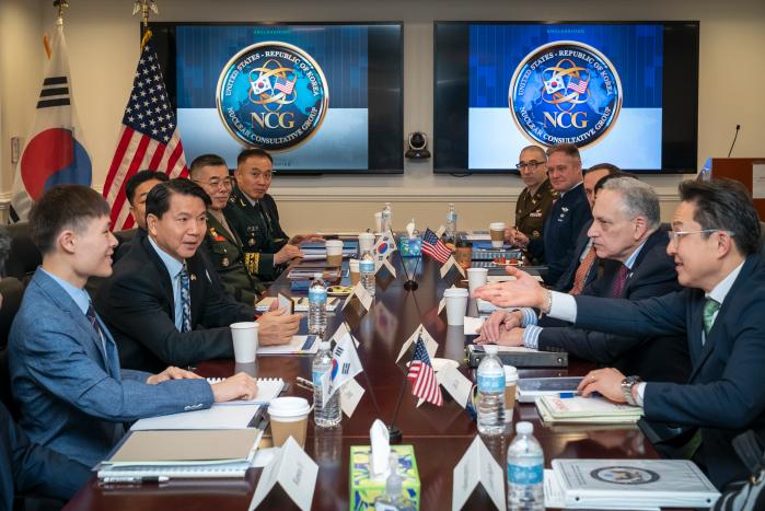 김홍철(왼쪽 둘째) 국방부 국방정책실장과 로버트 수퍼(오른쪽 둘째) 미국 전쟁부 핵억제·화생방 정책 및 프로그램 수석부차관보 대행 등 한미 대표단이 지난 11일(현지시간) 미국 워싱턴DC에서 제5차 핵협의그룹 회의를 하고 있다. 국방부 제공