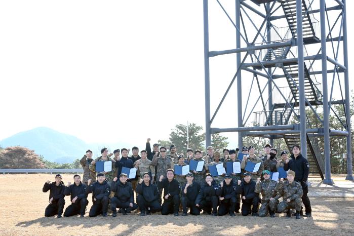 지난 1~12일 실시한 한미 공군 군사경찰 연합 기동분대 전술훈련에 참가한 양국 군사 경찰 요원들이 기념촬영을 하고 있다. 공군 제공