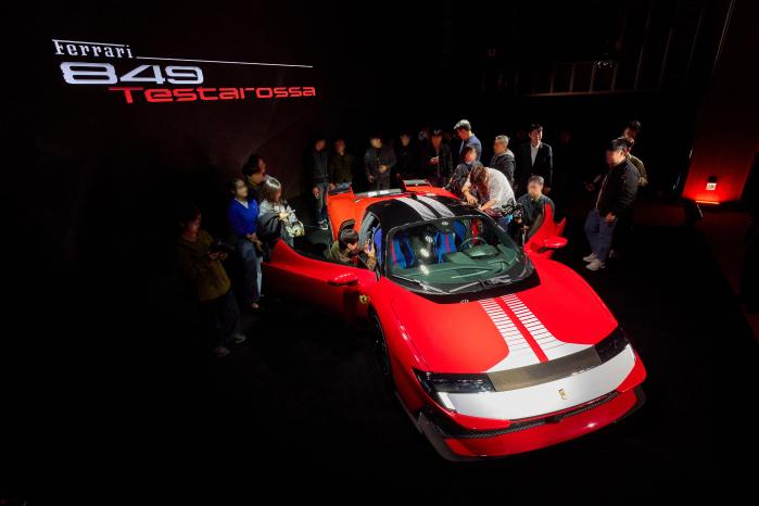 페라리 ‘849 테스타로사’ - 엔진+전기모터 총 1050마력…2.3초 만에 시속 100㎞