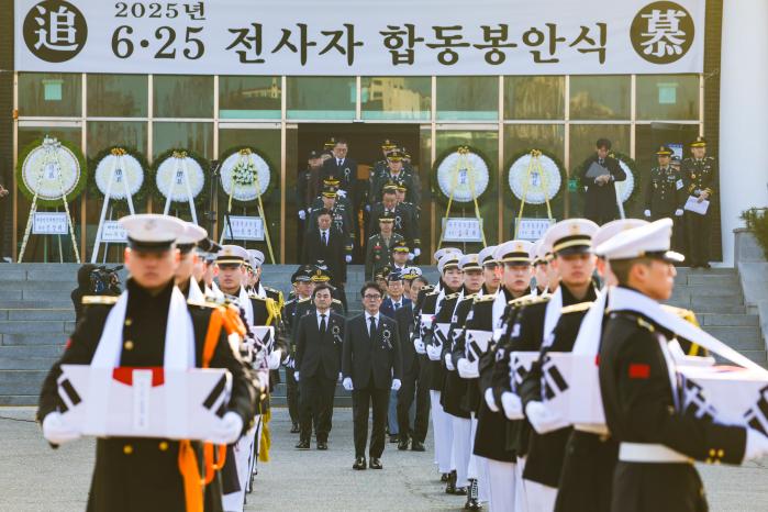 김민석 국무총리와 안규백 국방부 장관, 권오을 국가보훈부 장관 등이 15일 서울 동작구 국립서울현충원에서 열린 ‘2025년 6·25전사자 발굴유해 합동봉안식’에서 영현 봉송 행렬을 뒤따르고 있다. 이경원 기자