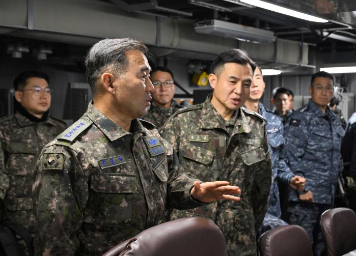 진영승(앞줄 왼쪽) 합참의장이 15일 해군1함대를 방문해 대비태세를 점검하고 있다. 합참 제공