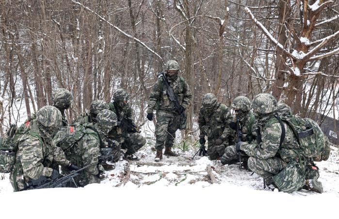 해병대1사단 22대대는 지난 7일부터 오는 19일까지 강원 평창군 황병산 산악종합훈련장에서 대대급 전지훈련을 하고 있다. 장병들이 전투지형을 모사한 사판으로 작전 토의하는 모습.  이윤청 기자