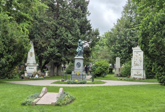 나폴레옹 전쟁이 끝난 후부터 제1차 세계대전이 시작하기 전까지의 시기를 흔히 낭만주의 시기라고 부른다. 음악 역시 이 시기에 슈베르트, 베버, 로시니, 멘델스존, 리스트, 슈만 등 낭만주의를 대표하는 음악가들이 활동했다. 오스트리아 국립중앙묘원 내 있는 슈베르트의 묘(맨 오른쪽). 필자 제공