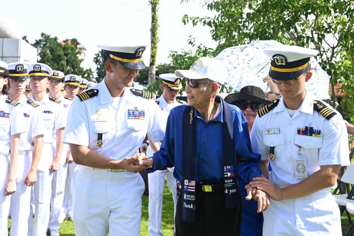 ‘2025 해군순항훈련전단’은 105일간에 걸친 훈련기간 우방국을 방문할 때마다 현지 참전용사들에게 경의를 표하고 방문국과 우정·신뢰를 다지는 보훈·군사외교를 펼쳤다. 미국 괌 6·25전쟁 참전용사비에서 열린 추모행사에서 생도들이 현지 참전용사를 부축해 안내하고 있다.
