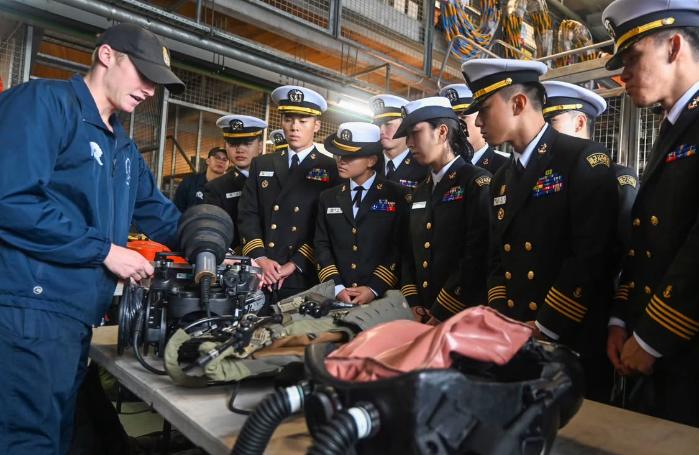 해사 생도들이 뉴질랜드 함정을 방문, 뉴질랜드 해군 장비에 관해 설명을 듣고 있다.