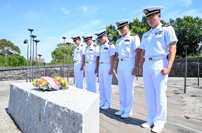 호주 시드니 무어파크의 6·25전쟁 참전기념비를 찾아 참배하는 해사 생도들.