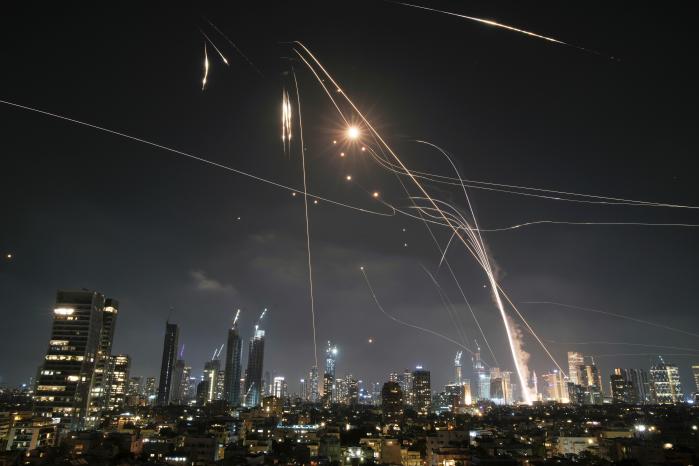 지난 6월 13일 이스라엘 텔아비브 상공에서 이스라엘의 방공 시스템인 아이언돔이 이란의 공습을 막기 위해 가동되고 있다. AP·연합뉴스