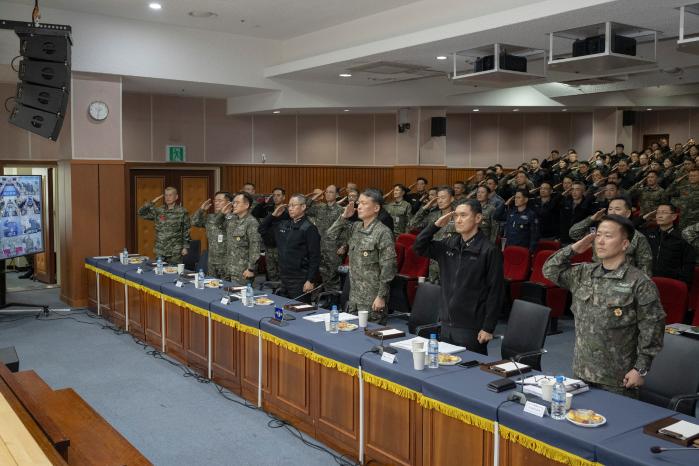 16일 해군교육사령부 대강당에서 열린 ‘2025년 교육훈련 정책발전회의’에서 강동길(앞줄 오른쪽 셋째) 참모총장을 비롯한 참석자들이 국기에 대한 경례를 하고 있다. 사진 제공=홍성민 중사(진)