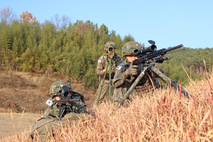 제2회 국방부장관배 국제 저격수 경연대회 스페셜리스트 부문 1위에 오르며 ‘2025년 최정예 300전투원’ 저격수팀이 된 육군39보병사단 기동대대 저격반 부사관들. 왼쪽부터 권성민(상사) 저격수, 최민혁(중사) 코치, 이시훈(하사) 관측수. 부대 제공