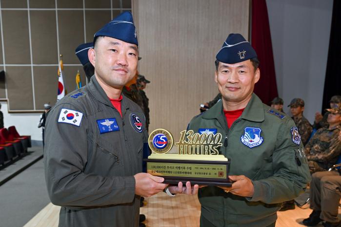 채운기(오른쪽) 공군공중전투사령관이 16일 열린 ‘무사고 비행안전 시상식’에서 김종부 16전투비행단 115전투비행대대장에게 기념 트로피를 수여하고 있다. 사진 제공=정주찬 하사