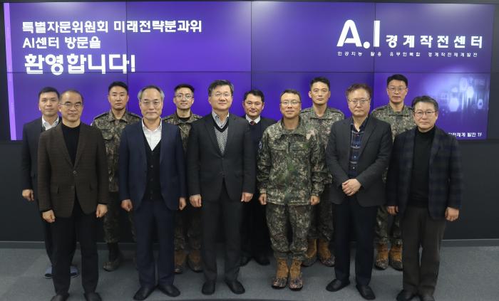 16일 육군5보병사단을 방문한 내란극복·미래국방 설계를 위한 민·관·군 합동 특별자문위원회 미래전략 분과위원회 위원들이 부대 관계자들과 기념촬영을 하고 있다. 국방부 제공