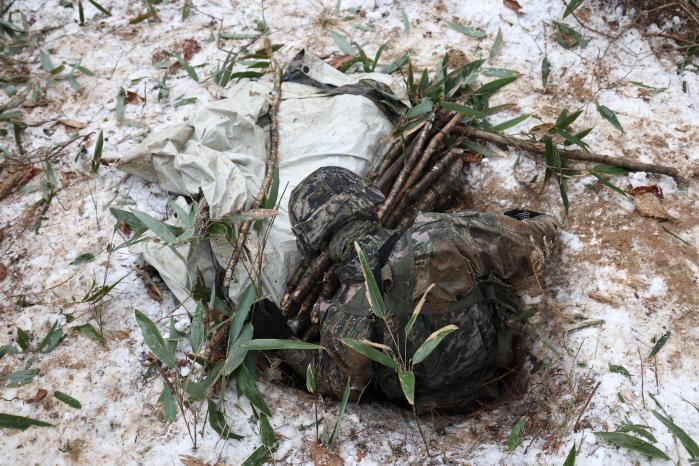한 장병이 구축한 비트에서 나오고 있는 모습.