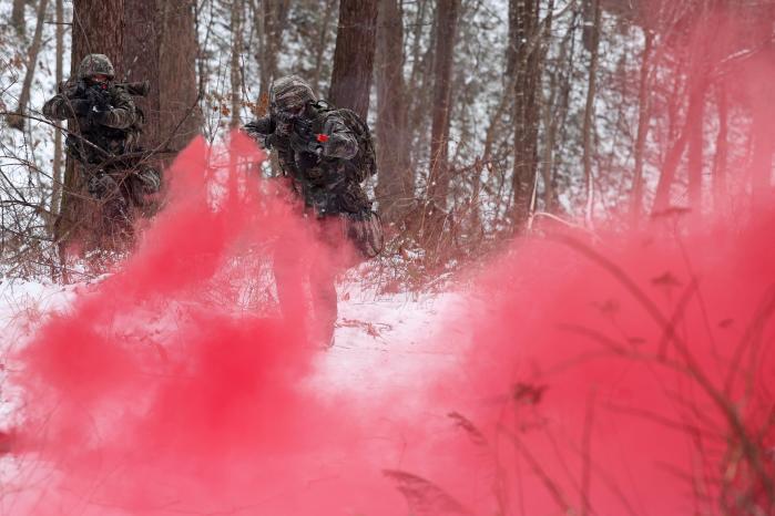 장병들이 연막 사이로 이동하고 있다.