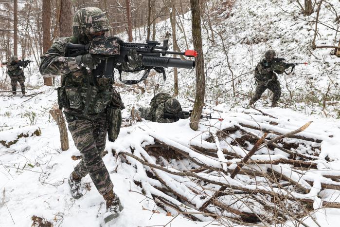 16일 강원 평창군 산악종합훈련장에서 열린 대대 전술훈련 중 해병대1사단 22대대 장병들이 대형을 이뤄 공격하고 있다.