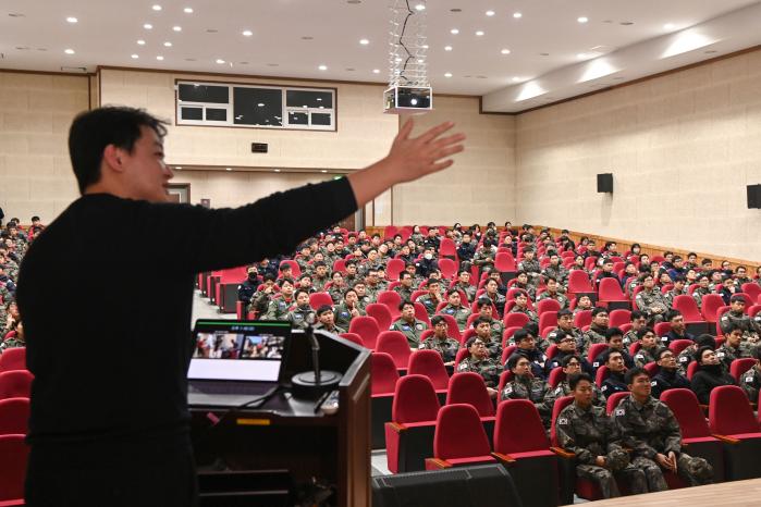 서울시 청년부상제대군인 상담센터 이주은 운영실장이 16일 공군38전투비행전대 장병들을 대상으로 강연하고 있다. 부대 제공