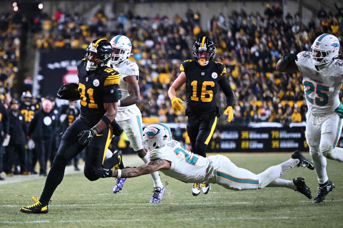 16일(한국시간) 피츠버그 스틸러스 홈구장 아크리셔 스타디움에서 벌어진 피츠버그 스틸러스와 마이애미 돌핀스의 NFL 경기에서 피츠버그 조누 스미스가 4쿼터에 터치다운을 성공시키고 있다. AFP·연합뉴스