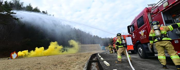 공군3훈련비행단 장병들이 16일 열린 후반기 종합소방훈련에서 화재진압을 하고 있다. 사진 제공=전미화 상사