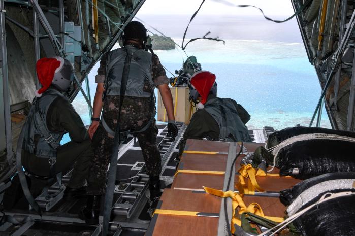 공군이 크리스마스를 앞두고 남태평양 작은 섬들에 사랑을 전했다. 공군은 지난 7~14일 미국 괌 앤더슨 공군기지에서 미 태평양공군사령부가 주관하는 인도적 지원작전인 ‘크리스마스 공수작전(Operation Christmas Drop)’에 동참했다. 크리스마스 공수작전은 1952년부터 매년 12월 괌 남쪽 미크로네시아 지역주민들에게 생필품을 공수하는 미 공군의 가장 오래된 재난 지원작전이다. 작전에 참가한 우리 공군 장병들이 번들을 투하하는 모습. 공군 제공