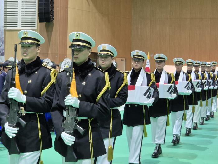 16일 강원 인제군 기린실내체육관에서 열린 육군3군단 6·25 전사자 발굴 유해 합동 영결식에서 장병들이 유해를 봉송하고 있다. 부대 제공