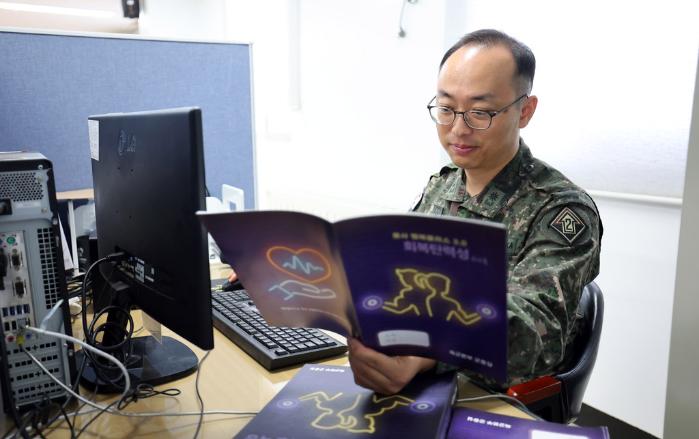 육군2기갑여단 곽성민 소령이 ‘군 생활 미(me)로(路) 찾기 캠페인’ 준비를 하고 있다.