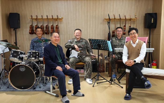 강원 동해시 망상동 마중물 아동돌봄센터에서 지역 청소년을 위해 봉사하는 해군1함대 광명함 출신 장병들이 활짝 웃고 있다. 최인재(왼쪽 둘째) 예비역 원사는 10여 년째 센터에서 봉사하며 ‘일심학교 정신’을 잇고 있다.