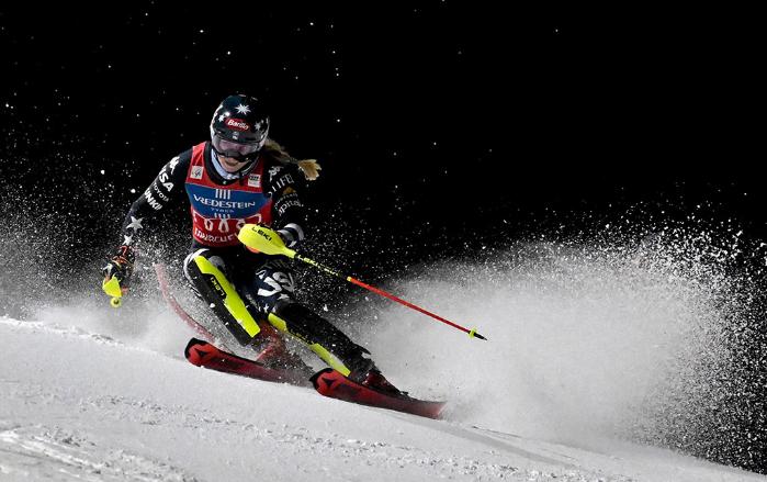 16일(현지시간)국제스키연맹(FIS) 알파인 스키 여자 월드컵에서 미국의 미카엘라 쉬프린이 멋지게 설원을 질주하고 있다. 이날 경기에서 미카엘라 쉬프린이 우승했다. AFP·연합뉴스