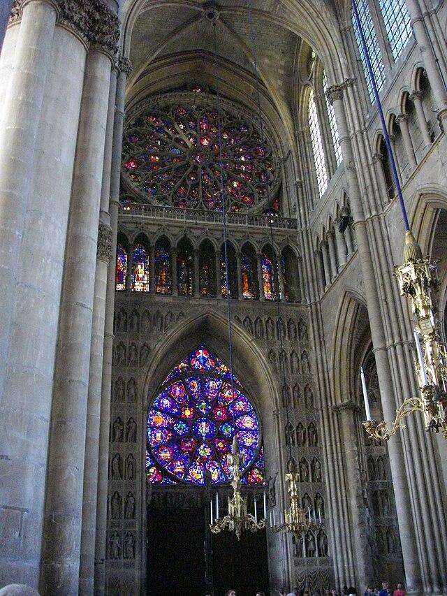 노트르담 드랭스 대성당 내부를 장식하고 있는 스테인드글라스. 필자 제공