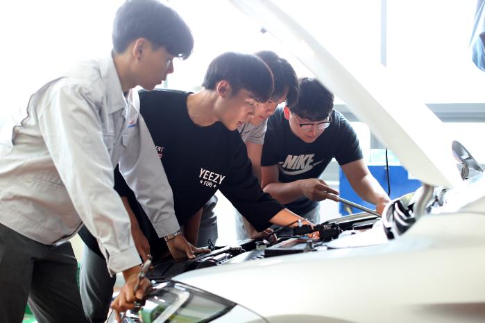 경기과학기술대 자동차 종합실습실에서 실습 중인 미래전기자동차과 학생들 수업 모습. 사진=경기과학기술대