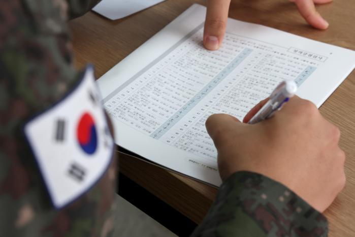 ‘군 생활 미(me)로(路) 찾기 캠페인’에 참여한 병사가 자가진단을 하고 있다.