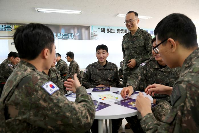 곽성민 소령이 병사들에게 진심 어린 조언을 건네며 즐거운 시간을 보내고 있다.