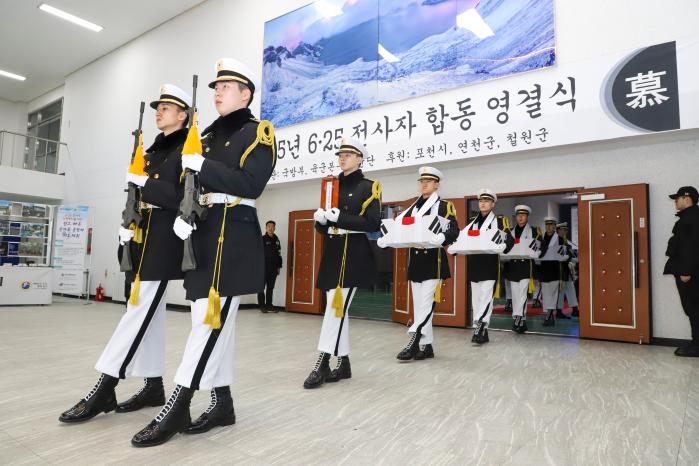 육군5군단이 17일 거행한 ‘6·25 전사자 발굴 유해 합동 영결식’에서 장병들이 유해를 봉송하고 있다. 부대 제공