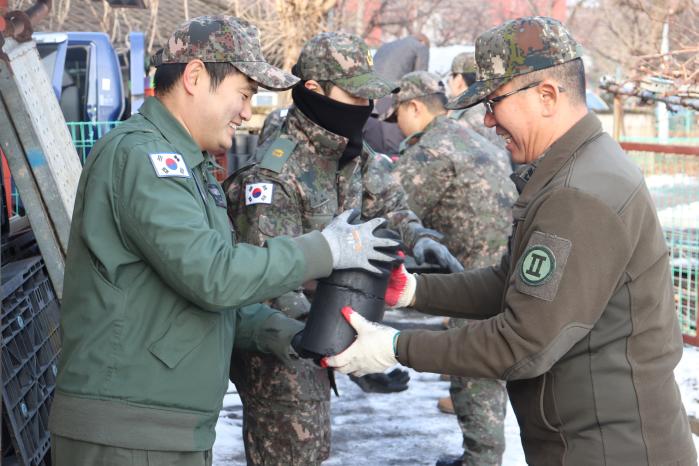 육군12항공단 장병들이 17일 지역주민 가정에 연탄을 전달하고 있다. 부대 제공