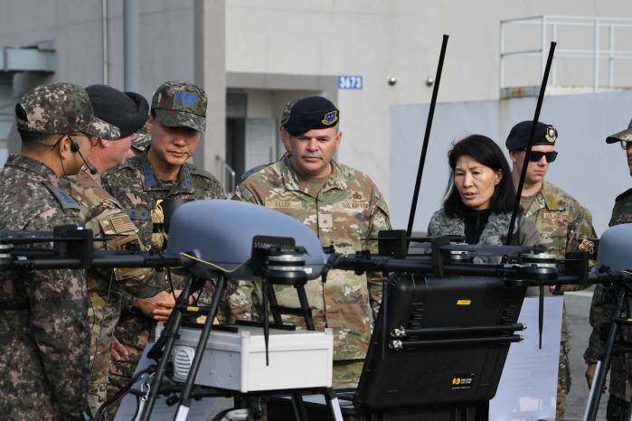 우종성(왼쪽 셋째) 공군군사경찰단장과 브라이언 필러(오른쪽 셋째) 미 공군 군사경찰병과장이 17일 17전투비행단에서 기지방어작전에 쓰이는 주요 장비에 대한 설명을 듣고 있다. 공군 제공