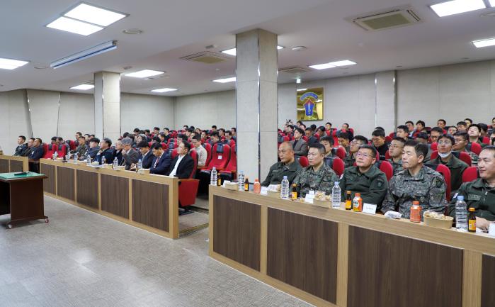 육군보병학교가 17일 개최한 ‘2025 미래보병 전투발전 세미나’에서 참석자들이 발표를 듣고 있다. 부대 제공