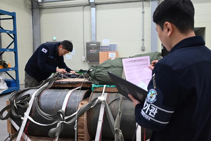 공군군수사령부 60수송전대가 개최한 2025년 공정화물 의장능력 평가대회에서 참가 장병들이 CDS 화물의장 실습평가를 받고 있다. 부대 제공