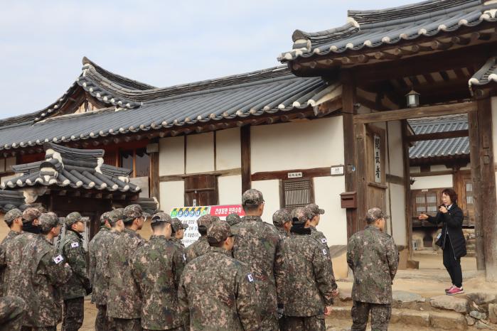 육군50보병사단 일격여단 장병들이 ‘안동 바로 알기 투어’의 하나로 병산서원을 방문해 전문 문화관광해설사로부터 설명을 듣고 있다. 부대 제공