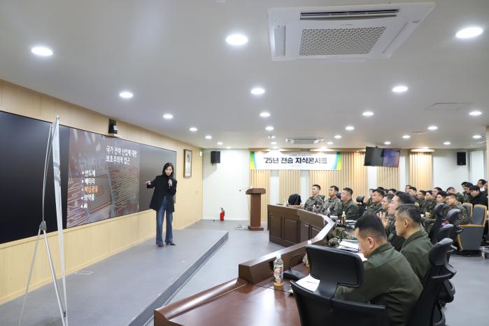 국제관계 전문가 김지윤 박사가 장병들을 대상으로 강연하고 있다. 부대 제공