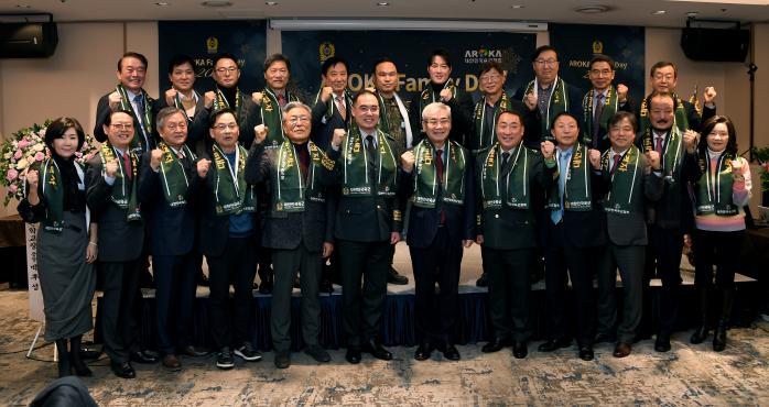 17일 서울 용산구 전쟁기념관에서 열린 육군협회 ‘AROKA 패밀리데이 2025’ 후원 감사 행사에서 권오성(예비역 육군대장·앞줄 오른쪽 여섯째) 협회장과 참석자들이 기념사진을 찍고 있다. 조용학 기자