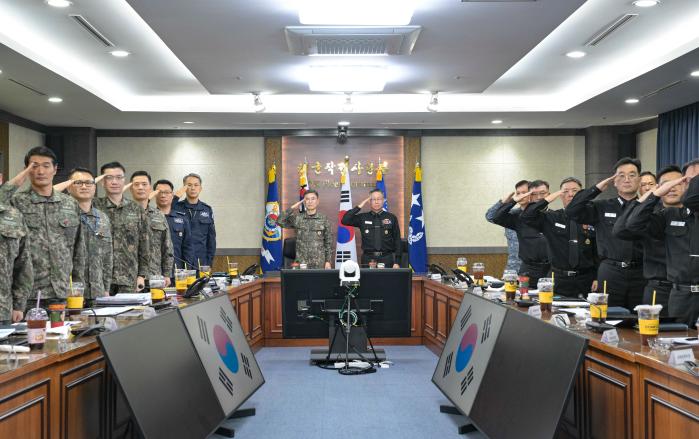 17일 해군작전사령부에서 개최된 작전사·교육사 교육훈련 협업회의에서 김경률(가운데 왼쪽) 작전사령관과 강정호(가운데 오른쪽) 교육사령관을 비롯한 주요 지휘관 및 참모들이 국기에 대한 경례를 하고 있다. 부대 제공