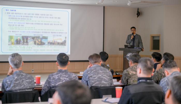 17일 해군잠수함사령부에서 열린 제3회 잠수함 획득운용 협의회에서 방위사업청 한국형잠수함사업단 관계관이 2025년 주요 업무성과를 발표하고 있다. 부대 제공